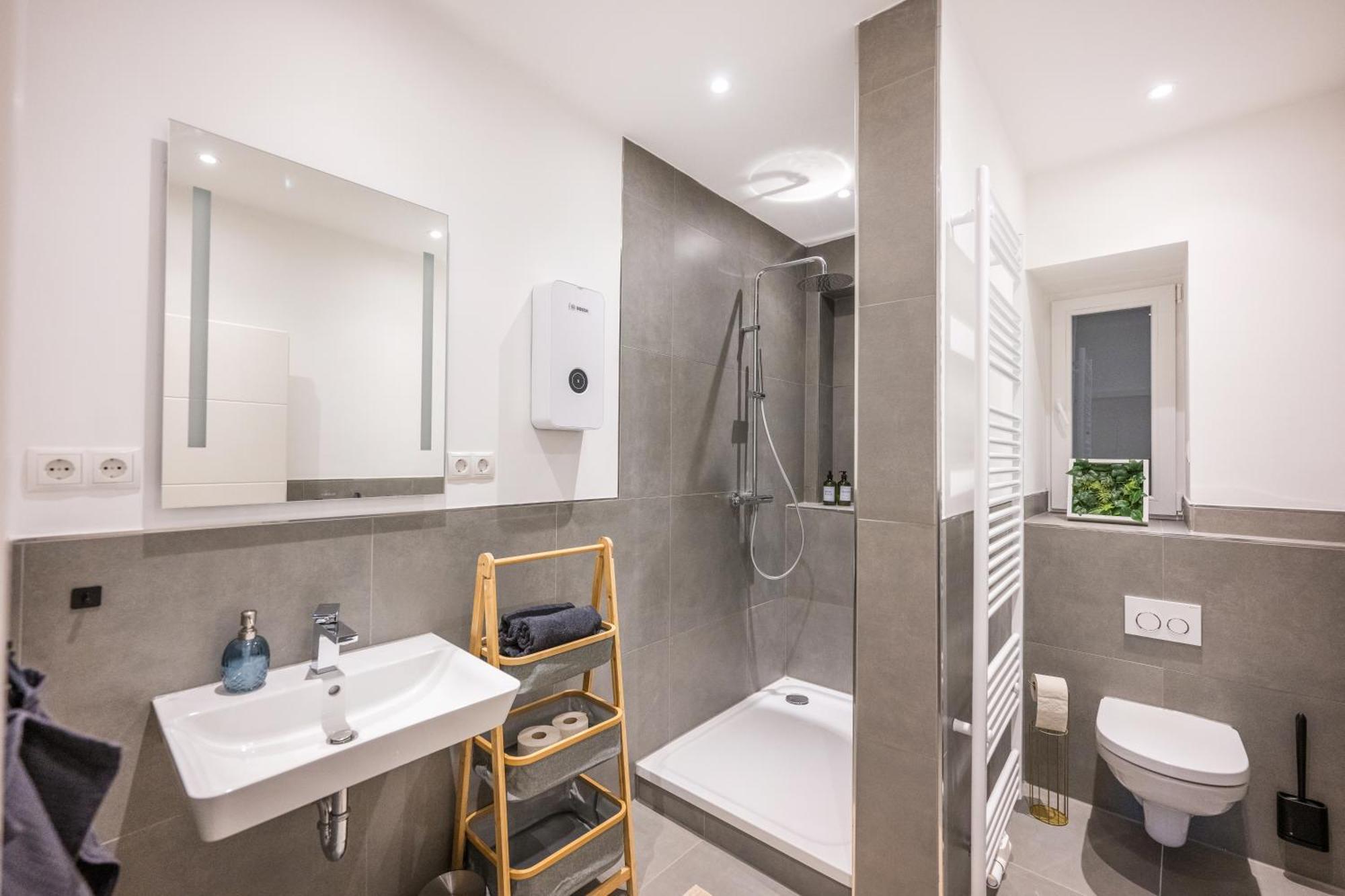 Neu: 100M² - Ideal Fuer Familien/Geschaeftsr. - Hbf Koblenz  Bagian luar foto
